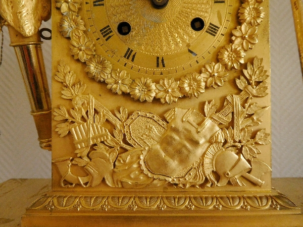 Grande pendule Empire en bronze doré au mercure, mythologie de la pomme d'or / Guerre de Troie