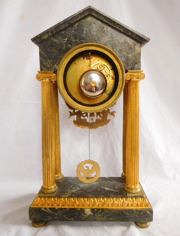 Pendule portique d'époque Consulat Empire en bronze doré et marbre vert de mer