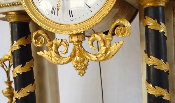 Pendule portique d'époque Louis XVI en bronze doré au mercure et marbre - 52cm