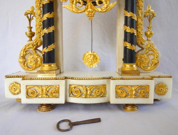 Pendule portique d'époque Louis XVI en bronze doré au mercure et marbre - 52cm