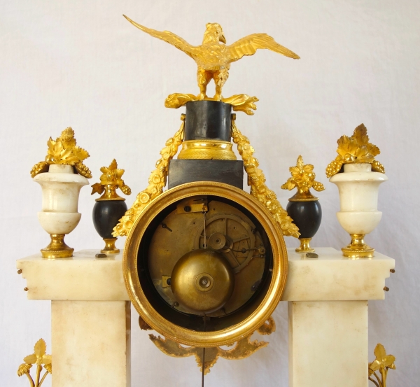 Pendule portique d'époque Louis XVI en bronze doré au mercure et marbre - 52cm