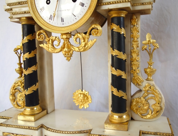 Pendule portique d'époque Louis XVI en bronze doré au mercure et marbre - 52cm