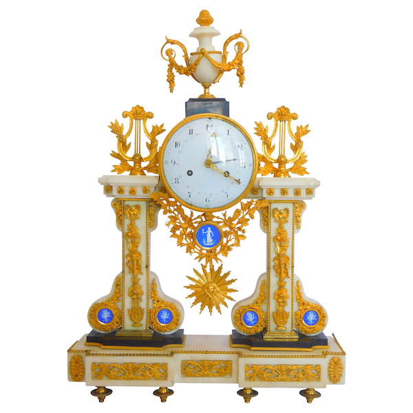 Importante pendule d'époque Louis XVI en marbre, biscuit de Wedgwood et bronze doré