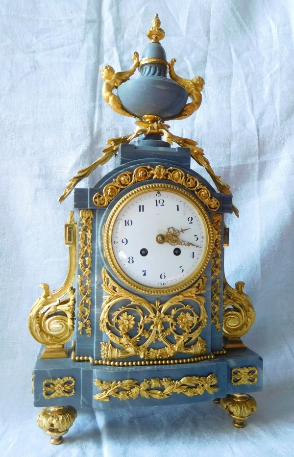 Pendule de style Louis XVI en bronze ciselé et doré à l'or fin & marbre bleu Turquin