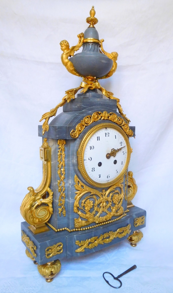 Pendule de style Louis XVI en bronze ciselé et doré à l'or fin & marbre bleu Turquin