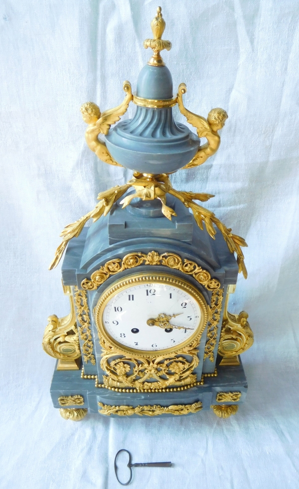 Pendule de style Louis XVI en bronze ciselé et doré à l'or fin & marbre bleu Turquin