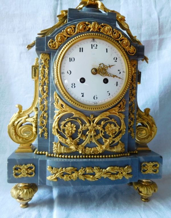 Pendule de style Louis XVI en bronze ciselé et doré à l'or fin & marbre bleu Turquin