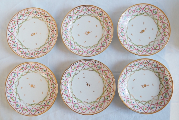 Série de 12 assiettes à dessert en porcelaine d'époque Louis XVI, décor polychrome et or