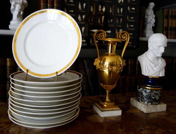 Série de 12 assiettes à dessert en porcelaine de Paris à large filet or, début XIXe siècle