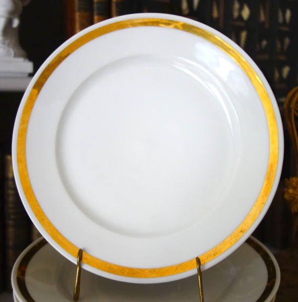 Série de 12 assiettes à dessert en porcelaine de Paris à large filet or, début XIXe siècle