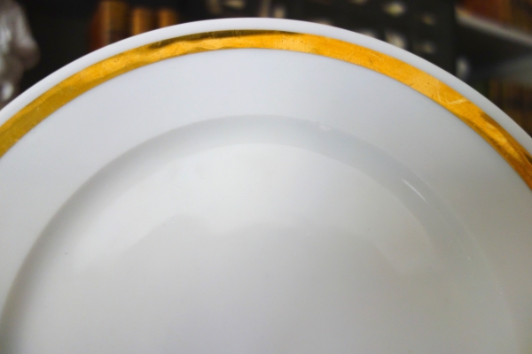 Série de 12 assiettes à dessert en porcelaine de Paris à large filet or, début XIXe siècle