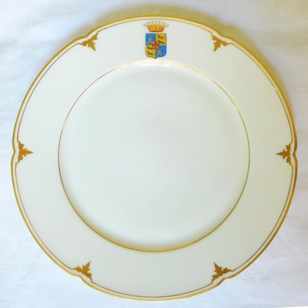 Série de 12 assiettes de table, armoiries polychromes des Comtes de Castelnau - porcelaine XIXe