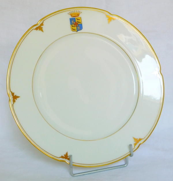 Série de 12 assiettes de table, armoiries polychromes des Comtes de Castelnau - porcelaine XIXe