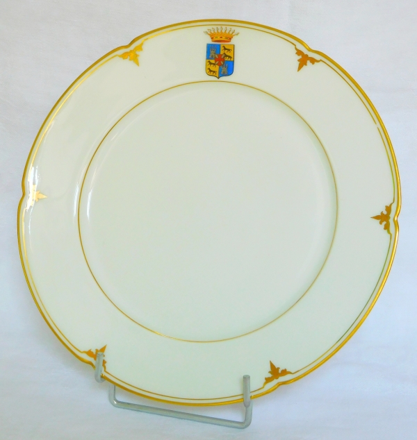 Série de 12 assiettes de table, armoiries polychromes des Comtes de Castelnau - porcelaine XIXe