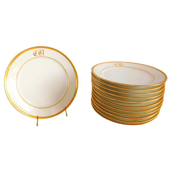 Manufacture Deroche à Paris - série de 12 assiettes de table en porcelaine à filets or, début XIXe