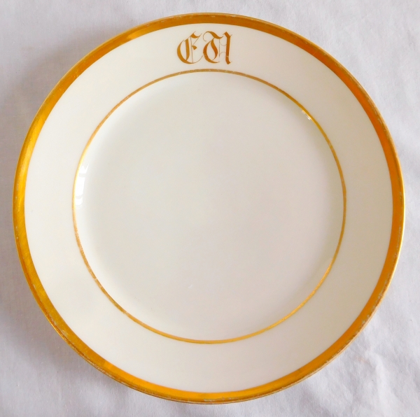 Manufacture Deroche à Paris - série de 12 assiettes de table en porcelaine à filets or, début XIXe