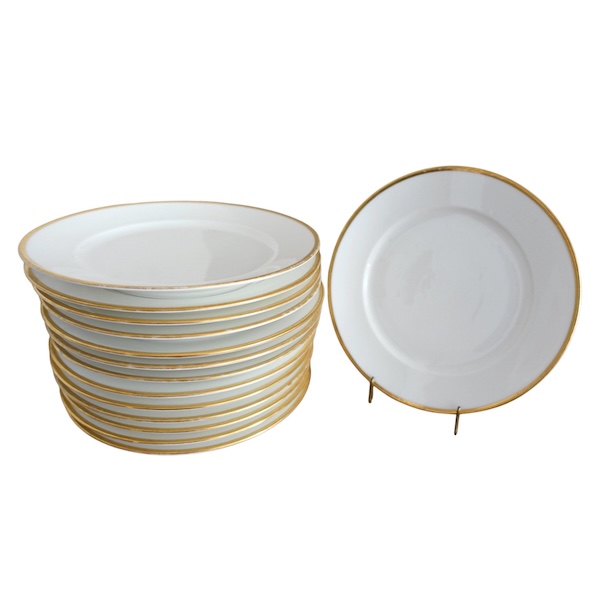 Nast : suite de 14 assiettes de table en porcelaine à filet or d'époque Empire - signées