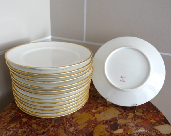 Nast : suite de 14 assiettes de table en porcelaine à filet or d'époque Empire - signées