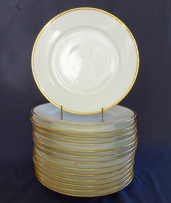 Nast : suite de 14 assiettes de table en porcelaine à filet or d'époque Empire - signées