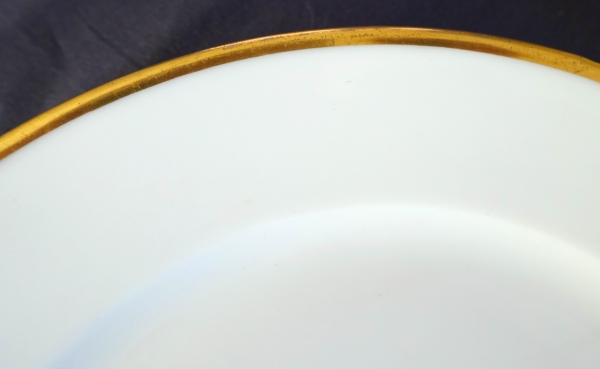 Nast : suite de 14 assiettes de table en porcelaine à filet or d'époque Empire - signées