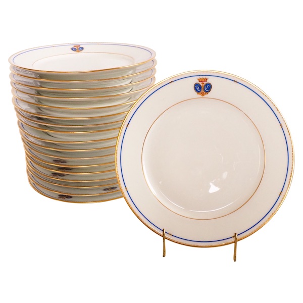 Service de 18 assiettes en porcelaine de Paris dorée, couronne de Baron, époque XIXe siècle