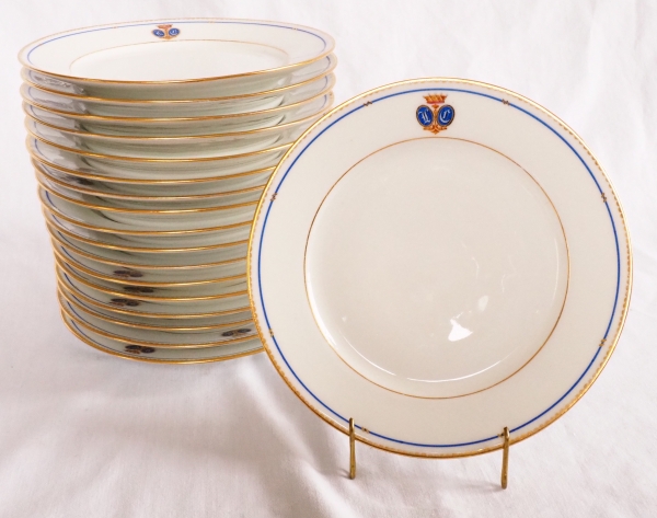 Service de 18 assiettes en porcelaine de Paris dorée, couronne de Baron, époque XIXe siècle