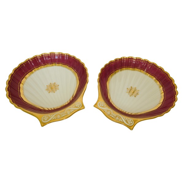 Deux coupes / assiettes de présentation en porcelaine de Paris pourpre et or, époque Restauration