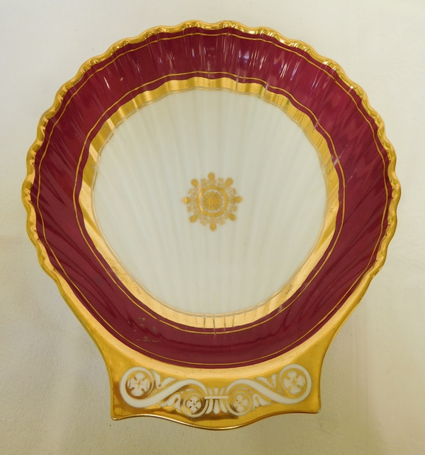 Deux coupes / assiettes de présentation en porcelaine de Paris pourpre et or, époque Restauration