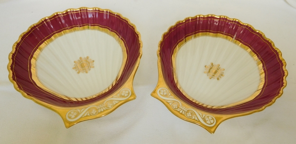 Deux coupes / assiettes de présentation en porcelaine de Paris pourpre et or, époque Restauration