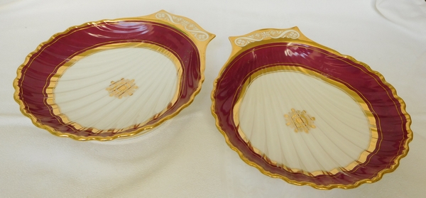 Deux coupes / assiettes de présentation en porcelaine de Paris pourpre et or, époque Restauration