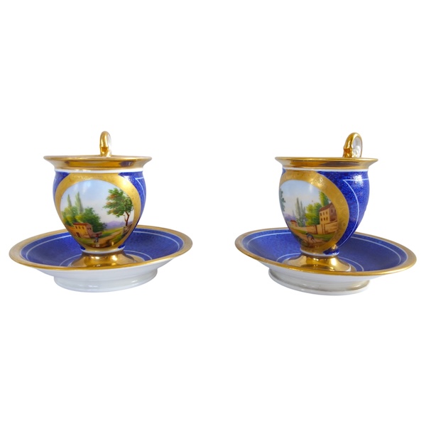 Paire de tasses Empire à décor bleu et or en porcelaine de Paris, époque Restauration
