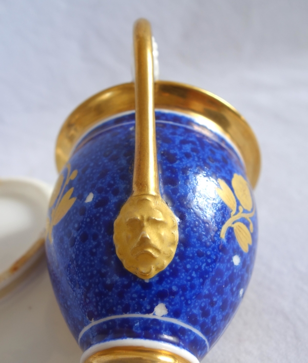 Paire de tasses Empire à décor bleu et or en porcelaine de Paris, époque Restauration