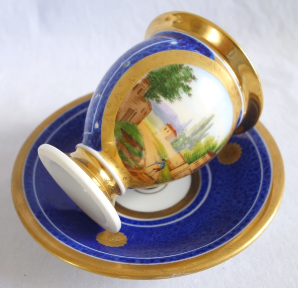 Paire de tasses Empire à décor bleu et or en porcelaine de Paris, époque Restauration