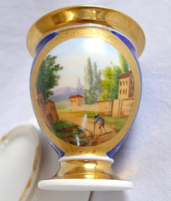 Paire de tasses Empire à décor bleu et or en porcelaine de Paris, époque Restauration