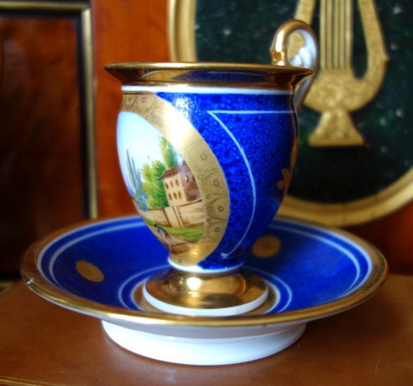 Paire de tasses Empire à décor bleu et or en porcelaine de Paris, époque Restauration