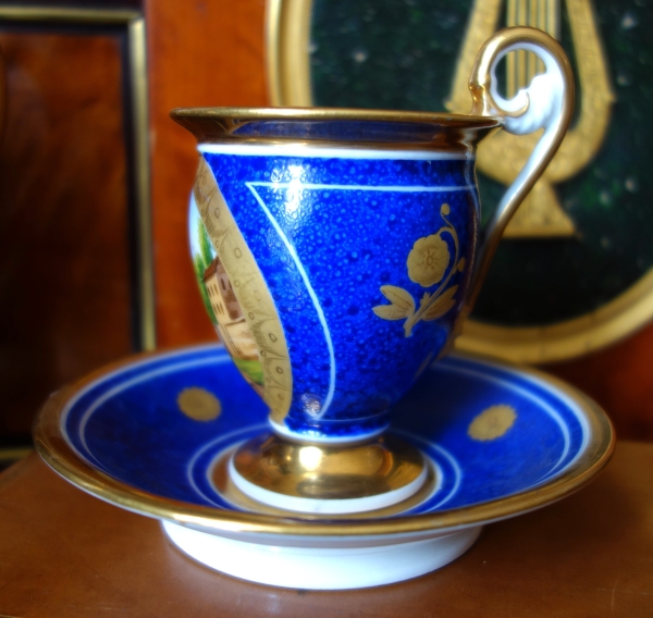 Paire de tasses Empire à décor bleu et or en porcelaine de Paris, époque Restauration