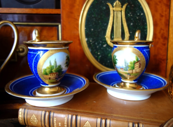 Paire de tasses Empire à décor bleu et or en porcelaine de Paris, époque Restauration