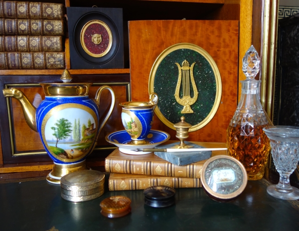 Paire de tasses Empire à décor bleu et or en porcelaine de Paris, époque Restauration