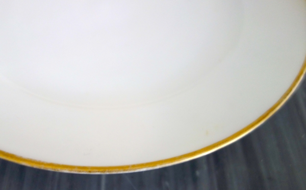 Nast : 12 assiettes de table & 12 à dessert - porcelaine à filet or - époque Empire - signées