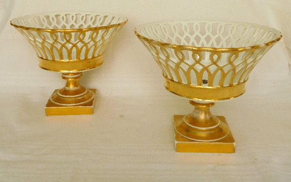 Garniture de 3 coupes ajourées en porcelaine de Paris dorée - époque Restauration vers 1830