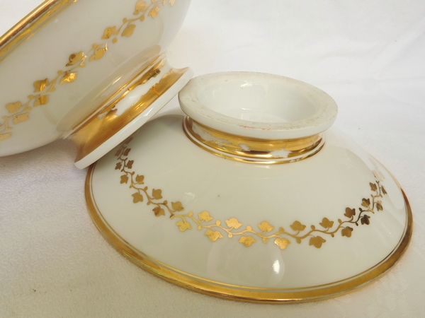 Paris porcelain dessert set : 12 plates, 3 dishes enhanced with fine gold, early 19th century