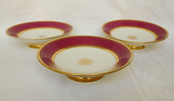 Paris porcelain dessert set : 12 plates, 3 dishes enhanced with fine gold, early 19th century