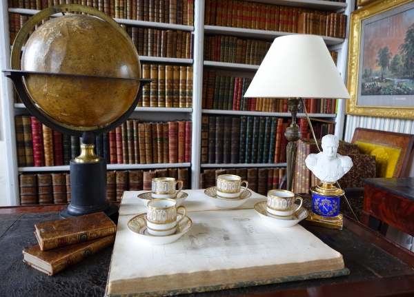 4 Paris porcelain coffee cups enhanced with fine gold - Empire style, early 19th century circa 1820