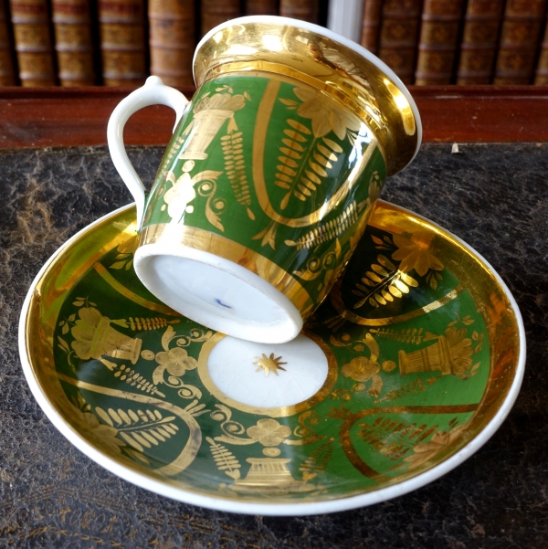 Russie, Manufacture Safronov à Moscou : série de 4 tasses à café en porcelaine vert et or vers 1840