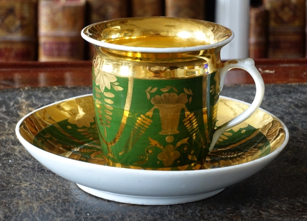 Russie, Manufacture Safronov à Moscou : série de 4 tasses à café en porcelaine vert et or vers 1840