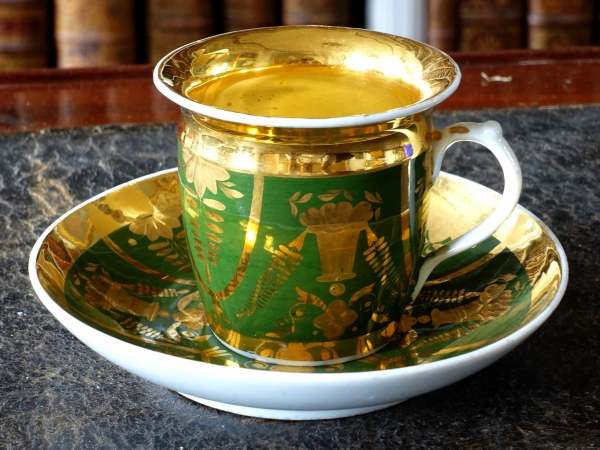 Russie, Manufacture Safronov à Moscou : série de 4 tasses à café en porcelaine vert et or vers 1840