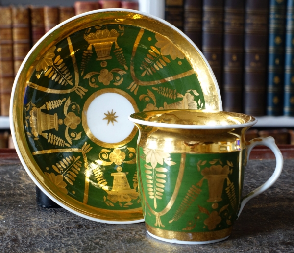 Russie, Manufacture Safronov à Moscou : série de 4 tasses à café en porcelaine vert et or vers 1840