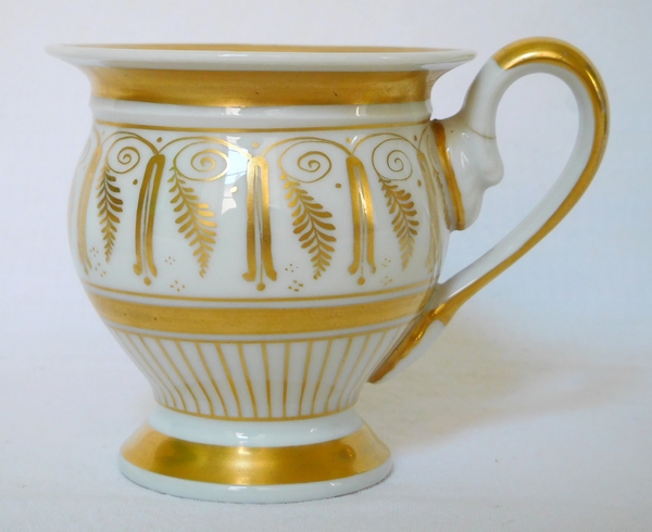 Set of 6 Paris porcelain coffee cups enhanced with fine gold, mid-19th century