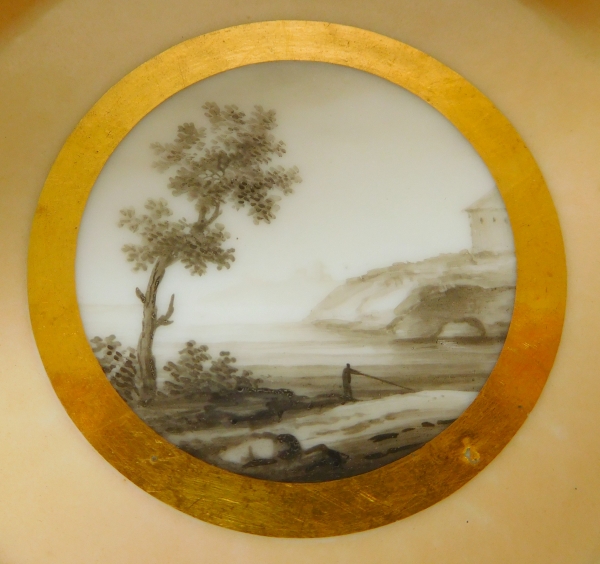 Manufacture Halley : 6 tasses en porcelaine de Paris dorée, paysages en grisaille, époque Empire