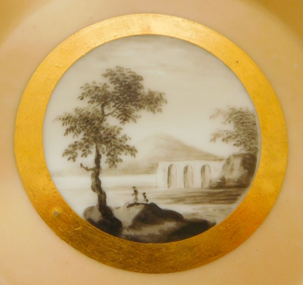 Manufacture Halley : 6 tasses en porcelaine de Paris dorée, paysages en grisaille, époque Empire